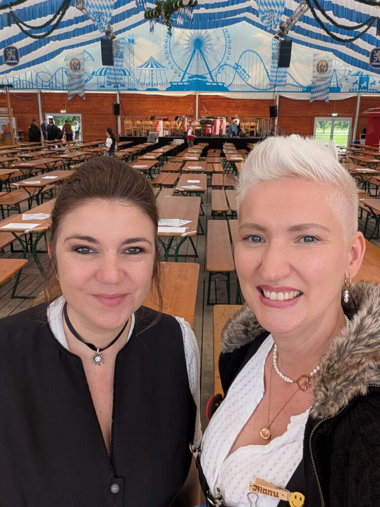 Sandra und Manu nebeneinander vor ihrer ersten Schicht im Bierzelt