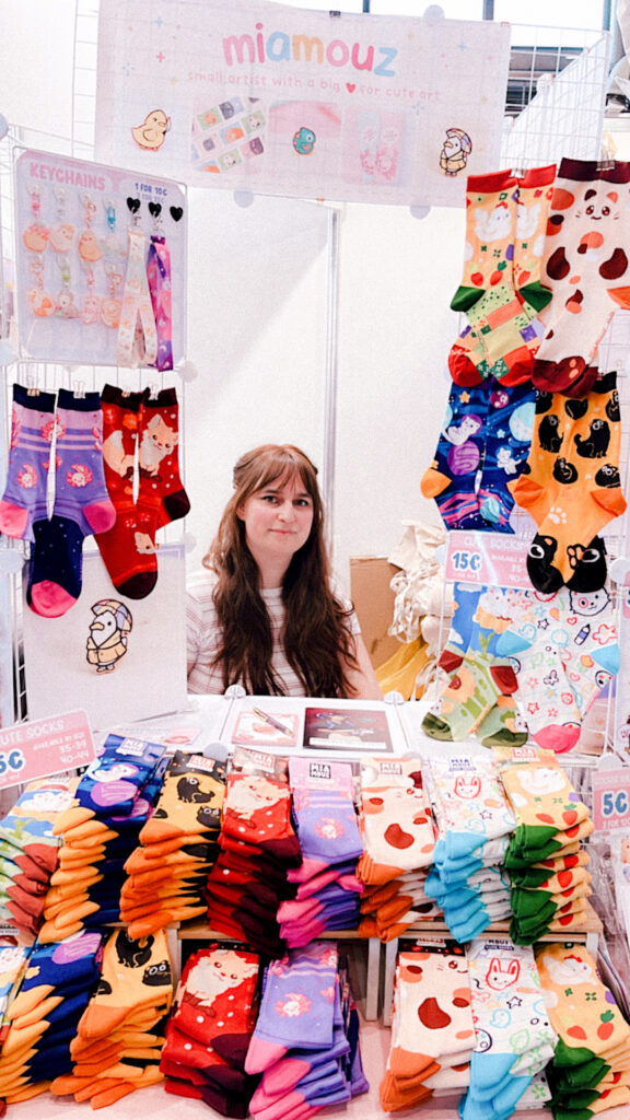 Künstlerin Miamouz und ihr Stand.